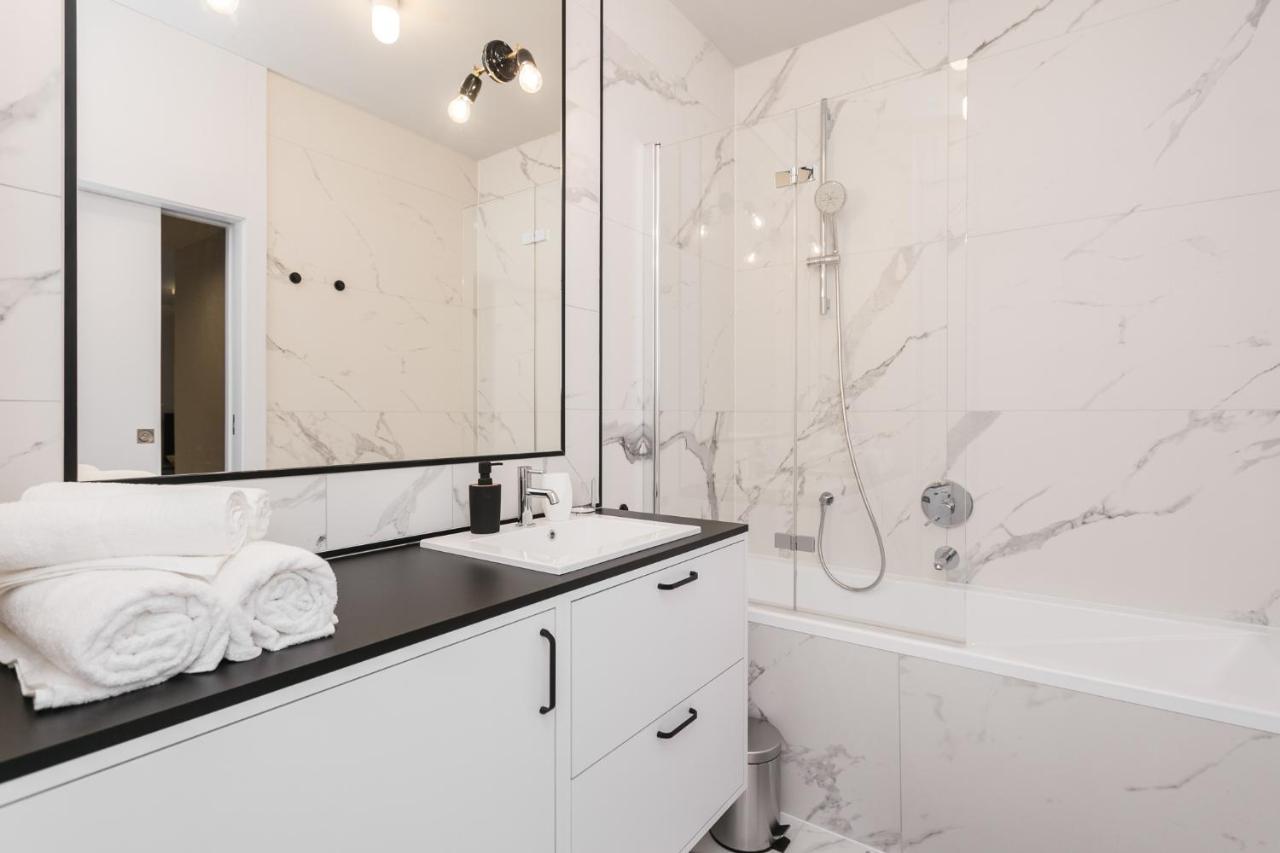 وارسو Luxury Apartments Mennica Residence - Golden Apartments - City Center المظهر الخارجي الصورة