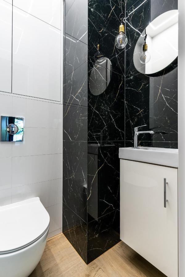 وارسو Luxury Apartments Mennica Residence - Golden Apartments - City Center المظهر الخارجي الصورة